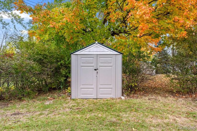 633 S Pontiac Trail, Walled Lake, MI 48390