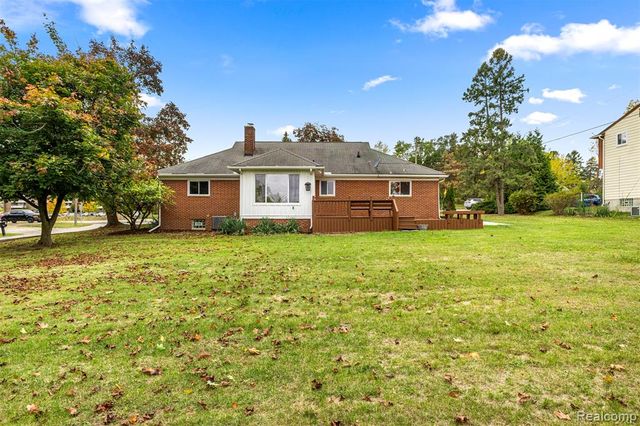 633 S Pontiac Trail, Walled Lake, MI 48390