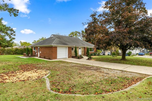 633 S Pontiac Trail, Walled Lake, MI 48390