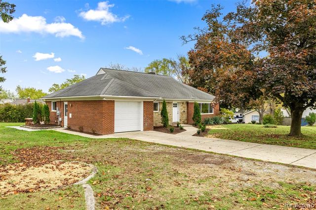 633 S Pontiac Trail, Walled Lake, MI 48390