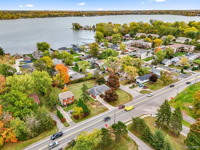 633 S Pontiac Trail, Walled Lake, MI 48390