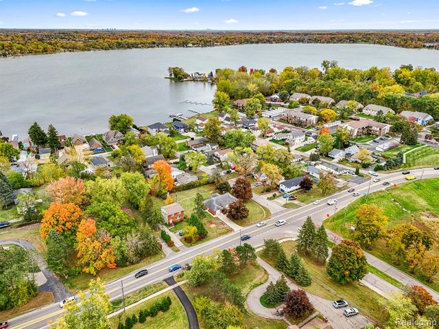 633 S Pontiac Trail, Walled Lake, MI 48390