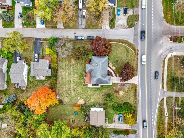 633 S Pontiac Trail, Walled Lake, MI 48390