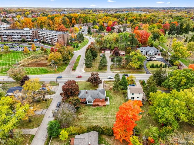 633 S Pontiac Trail, Walled Lake, MI 48390