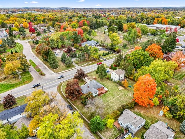 633 S Pontiac Trail, Walled Lake, MI 48390