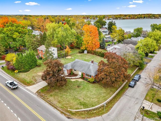 633 S Pontiac Trail, Walled Lake, MI 48390