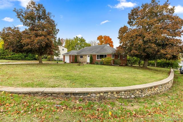 633 S Pontiac Trail, Walled Lake, MI 48390