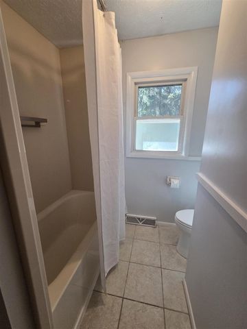 1422 Lake Avenue, Portage, MI 49002