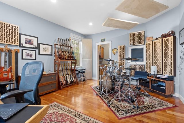 33 Glebe St, Taunton, MA 02780