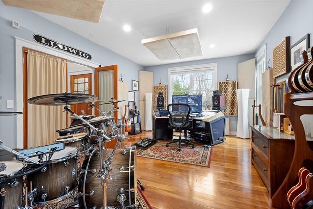 33 Glebe St, Taunton, MA 02780