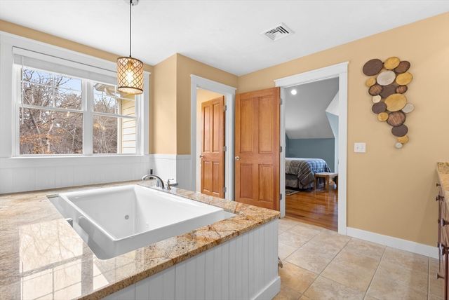 33 Glebe St, Taunton, MA 02780