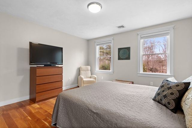 33 Glebe St, Taunton, MA 02780