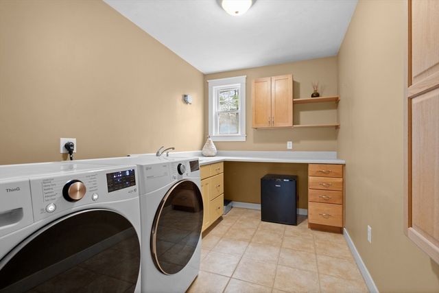 33 Glebe St, Taunton, MA 02780