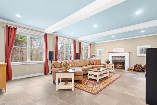 33 Glebe St, Taunton, MA 02780