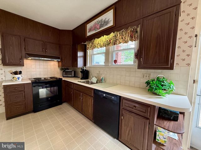 1557 DAUPHIN AVE, Wyomissing, PA 19610