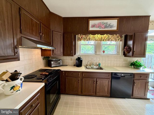 1557 DAUPHIN AVE, Wyomissing, PA 19610