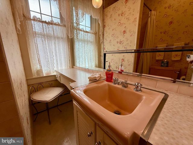 1557 DAUPHIN AVE, Wyomissing, PA 19610