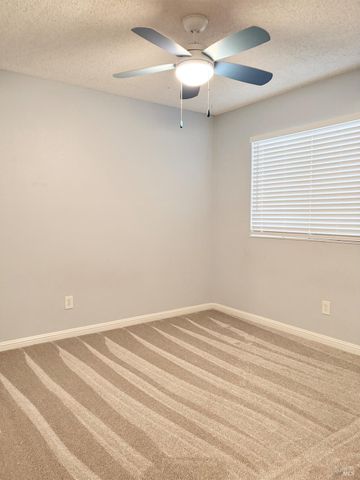 107 Freedom Ct, Vacaville, CA 95687