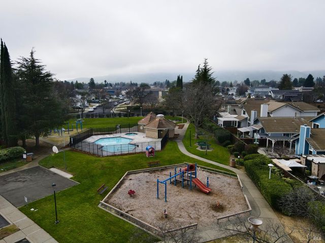 107 Freedom Ct, Vacaville, CA 95687