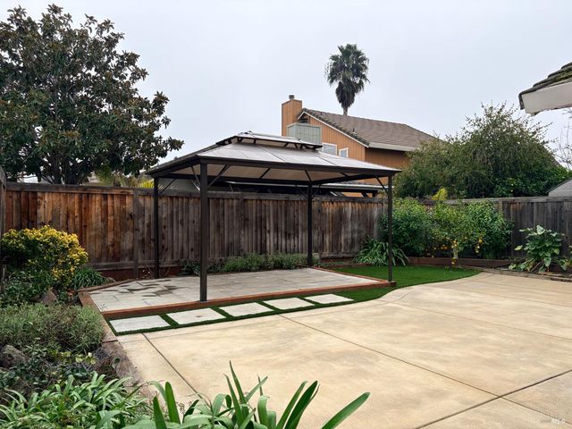 107 Freedom Ct, Vacaville, CA 95687