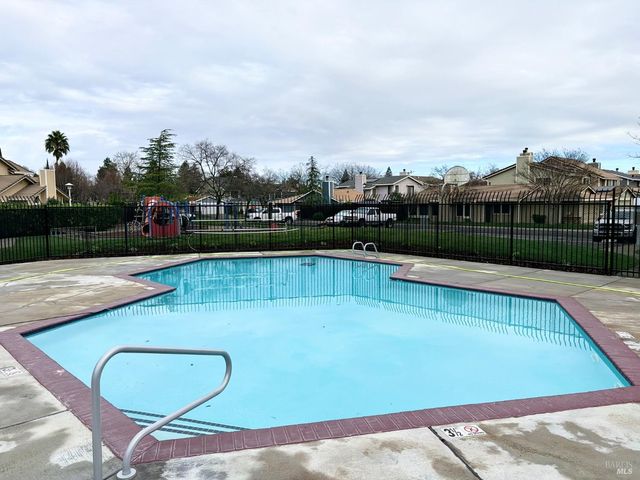 107 Freedom Ct, Vacaville, CA 95687