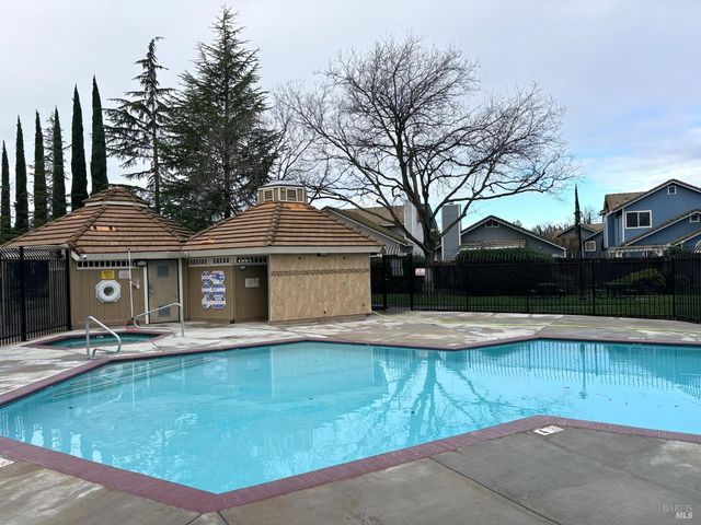 107 Freedom Ct, Vacaville, CA 95687