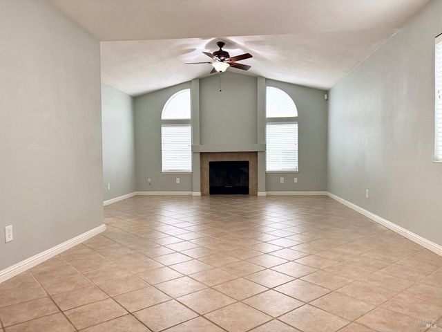 107 Freedom Ct, Vacaville, CA 95687