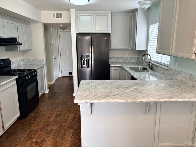 107 Freedom Ct, Vacaville, CA 95687