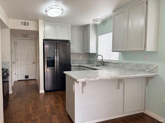 107 Freedom Ct, Vacaville, CA 95687