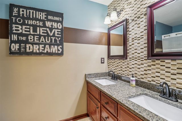 946 11th Avenue SE, Altoona, IA 50009