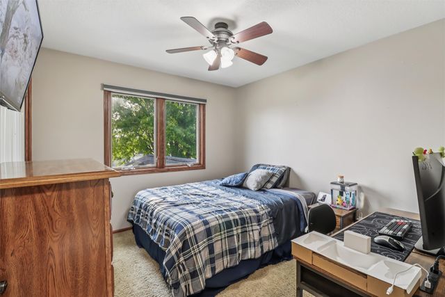 946 11th Avenue SE, Altoona, IA 50009