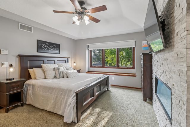 946 11th Avenue SE, Altoona, IA 50009