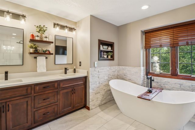 946 11th Avenue SE, Altoona, IA 50009