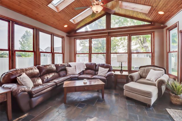 946 11th Avenue SE, Altoona, IA 50009