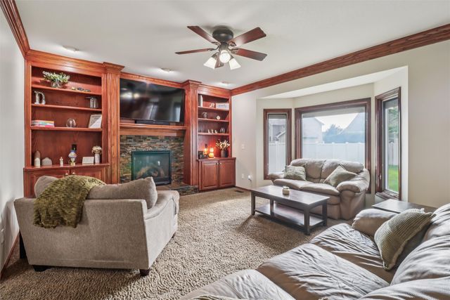 946 11th Avenue SE, Altoona, IA 50009