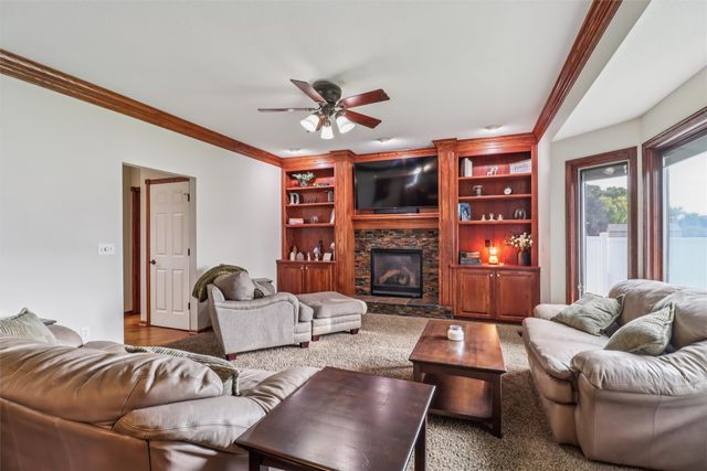 946 11th Avenue SE, Altoona, IA 50009