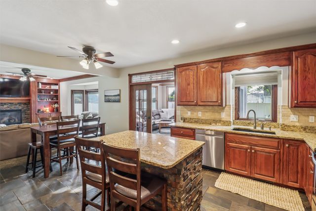 946 11th Avenue SE, Altoona, IA 50009