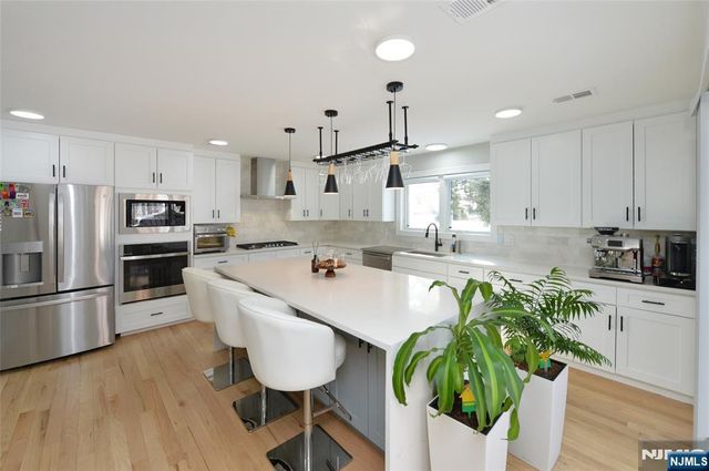 196 Graphic Boulevard, Bergenfield, NJ 07621