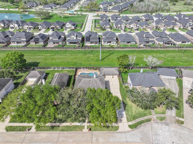 2835 Fairway Drive, Friendswood, TX 77546