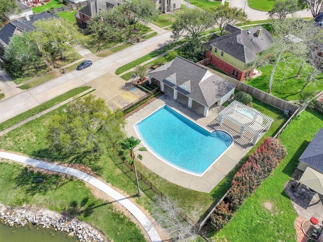 2835 Fairway Drive, Friendswood, TX 77546