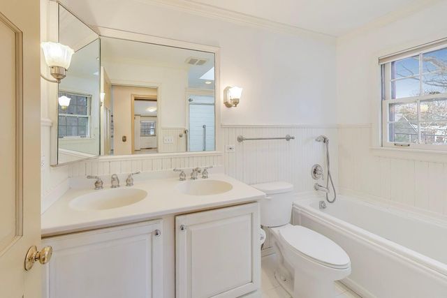 948 S Green Bay Road, Lake Forest, IL 60045