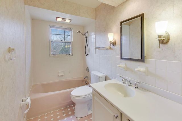 948 S Green Bay Road, Lake Forest, IL 60045