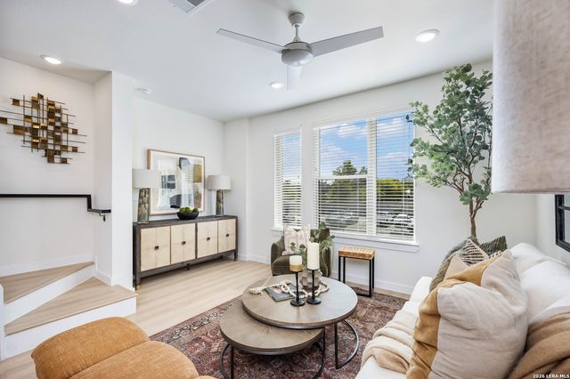 719 E Locust St Unit 2109, San Antonio, TX 78212