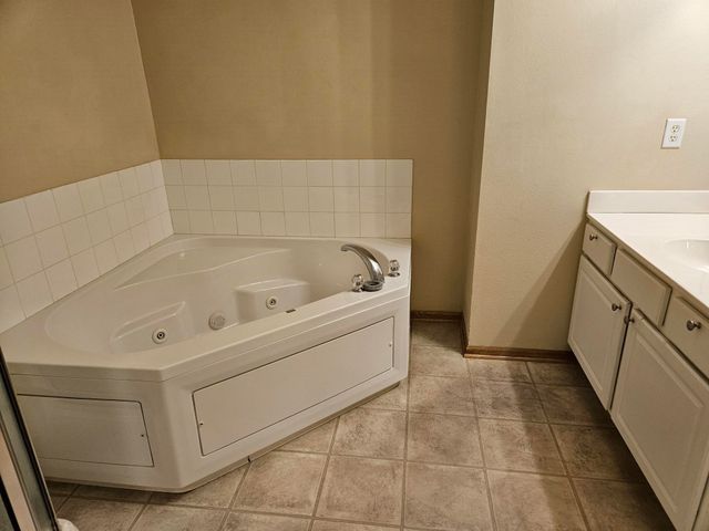 8610 EP True Parkway 12009, West Des Moines, IA 50265