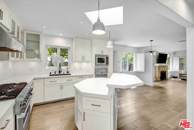 8815 Rosewood Avenue, West Hollywood, CA 90048