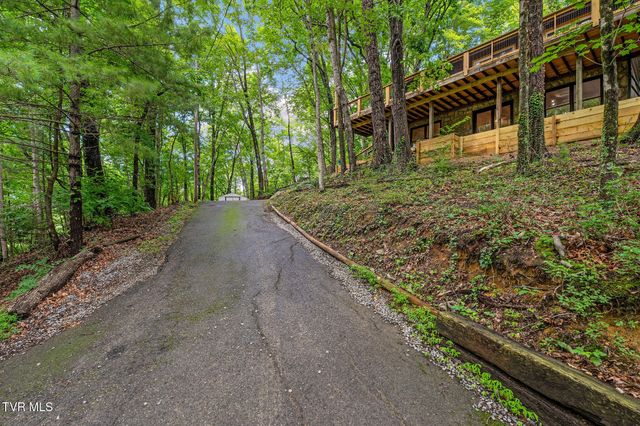 114 Whisper Wood Lane, Johnson City, TN 37601