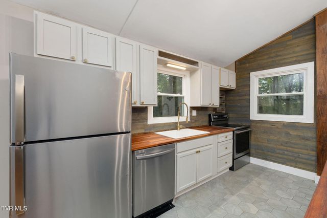 114 Whisper Wood Lane, Johnson City, TN 37601