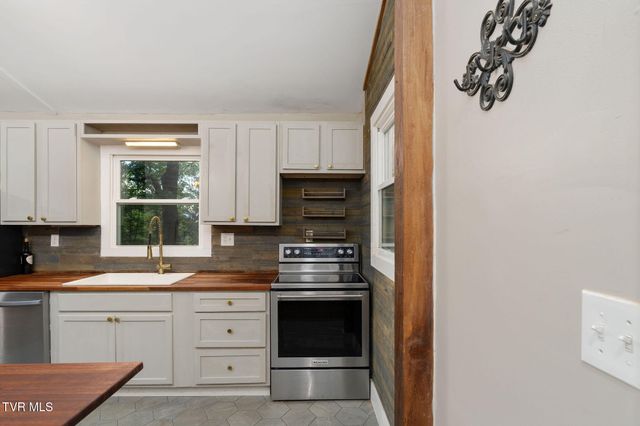 114 Whisper Wood Lane, Johnson City, TN 37601
