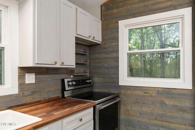 114 Whisper Wood Lane, Johnson City, TN 37601