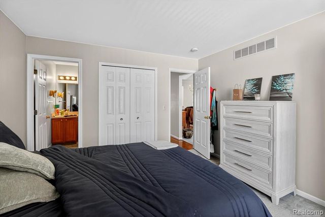 18591 Valleybrook Lane, Clinton Township, MI 48038